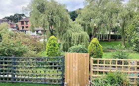 Modern 3 Bedroom Home In Coy Pond, Poole